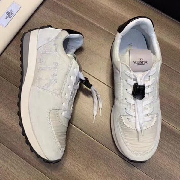 Le nuove scarpe casual sincronizzate Shoppe da uomo di Valentino