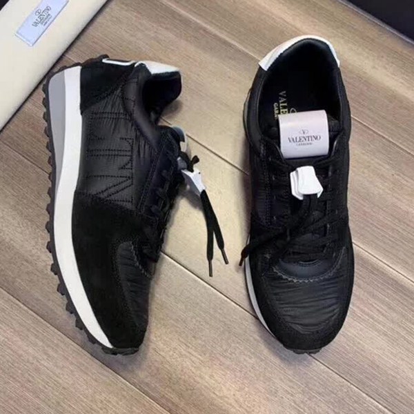 Le nuove scarpe casual sincronizzate Shoppe da uomo di Valentino