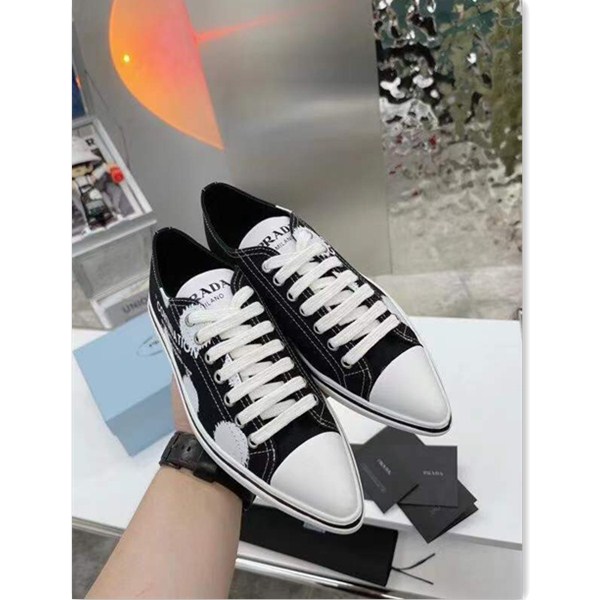 Prada nuove scarpe piatte a punta