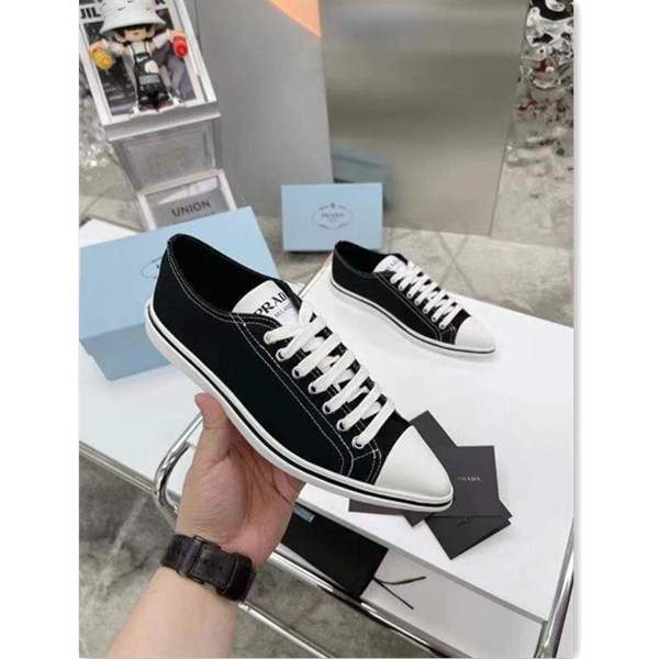 Prada nuove scarpe piatte a punta