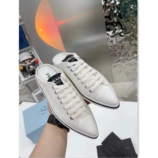 Prada nuove scarpe piatte a punta
