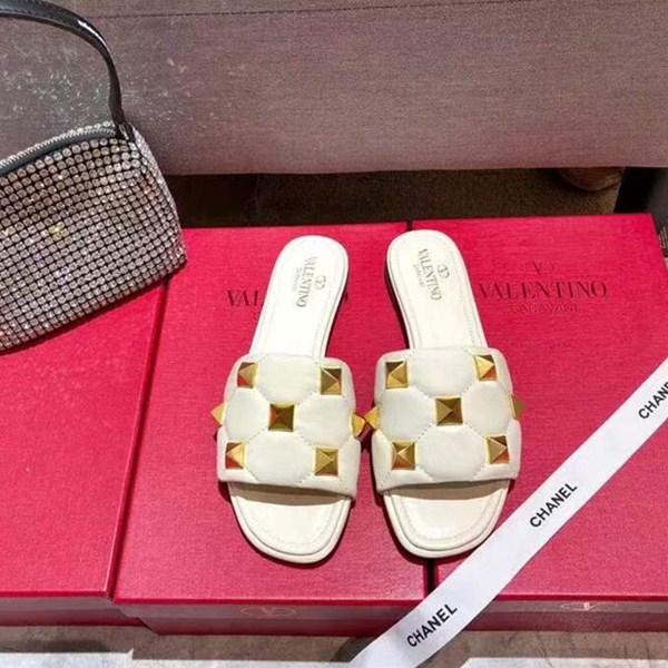 L'ultima collezione di pantofole Valentino