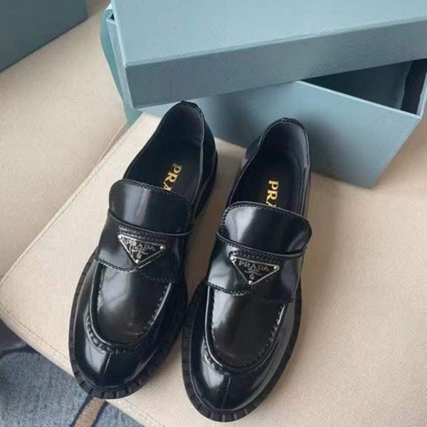 Prada nuove scarpe singole retrò