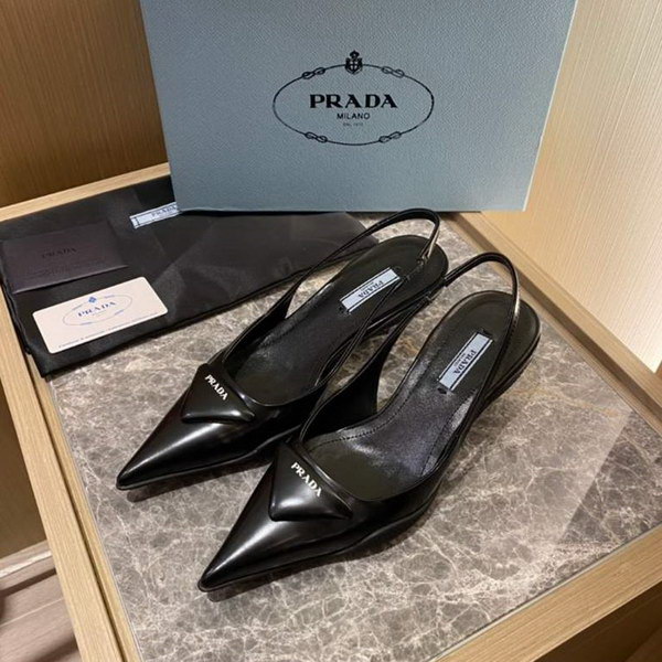 Prada gatto nuovo con sandali a punta