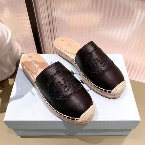 Le ultime scarpe intrecciate da pescatore di Prada