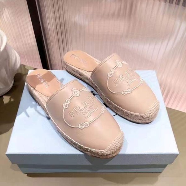 Le ultime scarpe intrecciate da pescatore di Prada