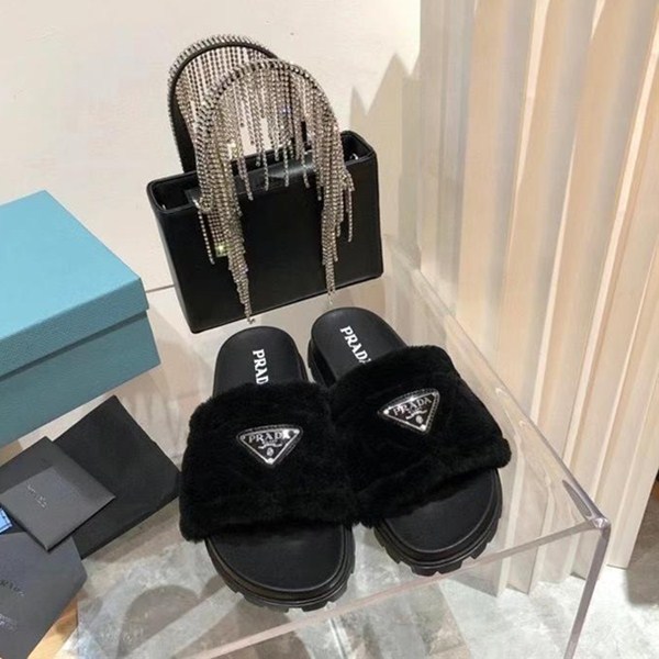 Prada nuove ciabatte in pelliccia