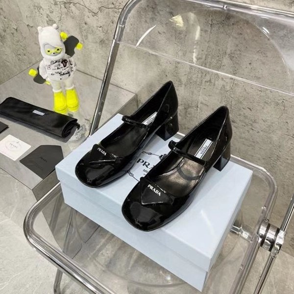 Scarpe stile donna Prada