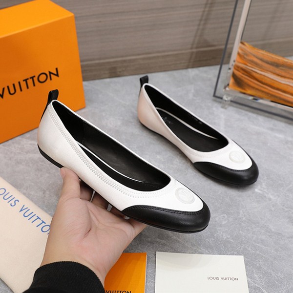 Tacchi bassi casuali delle nuove donne di Louis Vuitton