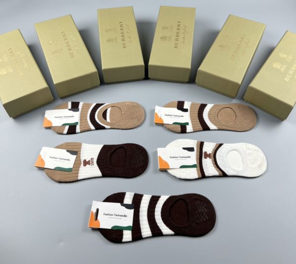 23/Calze Chanel contro l'ultima moda (5 paia una scatola)