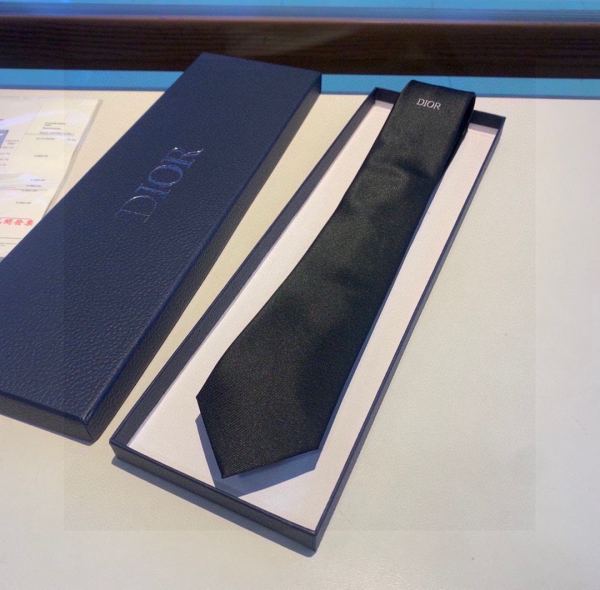 23/cravatta uomo Dior