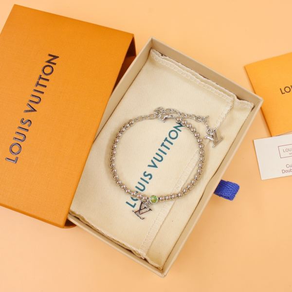 23/Louis Vuitton New Silver Bead Alphabet Charm Bracciale