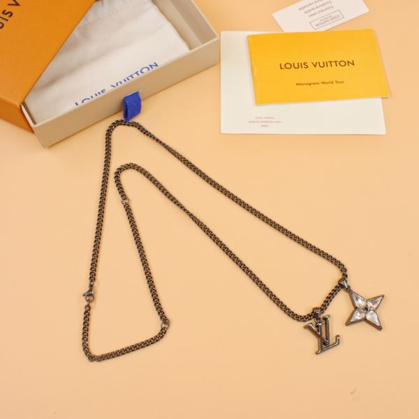 repliche,replica,perfette,siti di,affidabili,migliori siti,dove comprare,1:1,scarpe da ginnastica 23/Collana con taglio a fiore Louis Vuitton