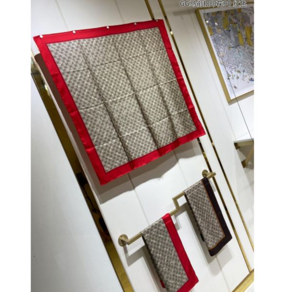 repliche,replica,perfette,siti di,affidabili,migliori siti,dove comprare,1:1,scarpe da ginnastica Foulard quadrato Gucci in seta con stampa GG