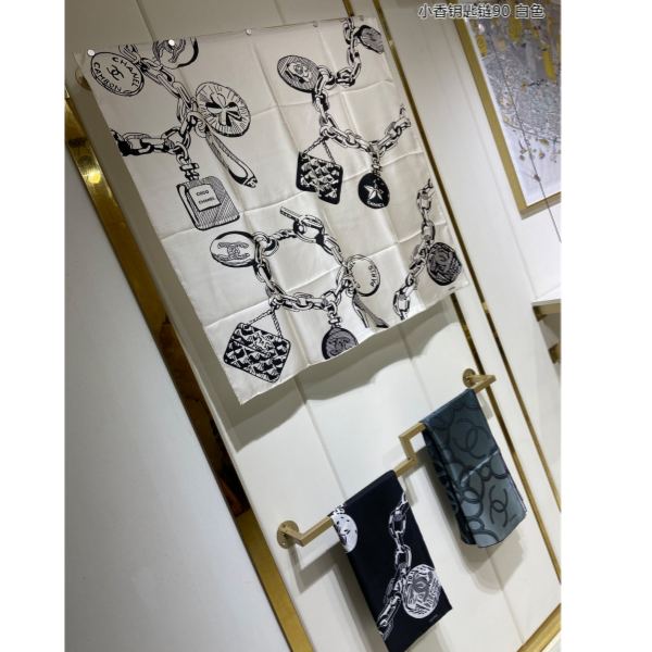 repliche,replica,perfette,siti di,affidabili,migliori siti,dove comprare,1:1,scarpe da ginnastica Foulard quadrato in seta Chanel