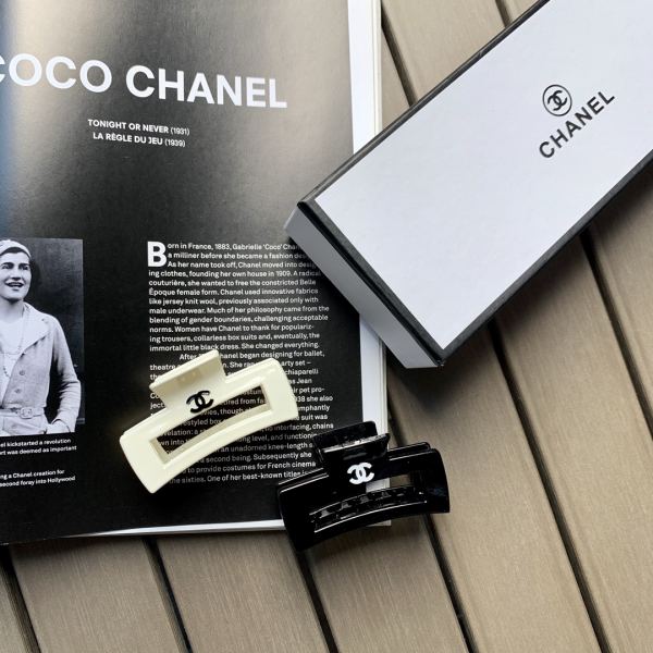 【2 pezzi】 La nuova molletta per capelli di squalo di Chanel, in bianco e nero, semplice e alla moda