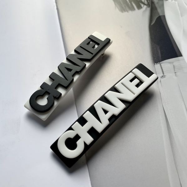 【2 pezzi】 La nuova molletta per capelli a molla in bianco e nero con lettere tridimensionali di Chanel