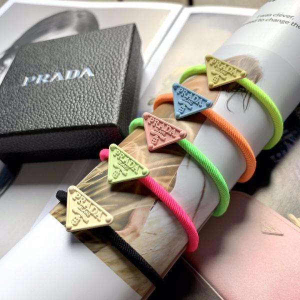 【5 pezzi】 La nuova corda per capelli ad alta elasticità e durata in metallo mini triangolo rovesciato di Prada