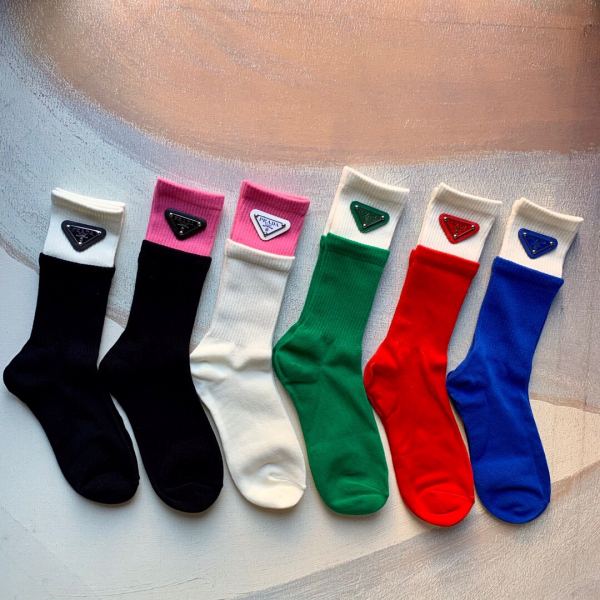 repliche,replica,perfette,siti di,affidabili,migliori siti,dove comprare,1:1,scarpe da ginnastica 23/1 paia di calzini a media altezza in puro cotone di alta qualità con logo a triangolo rovesciato di alta qualità Prada