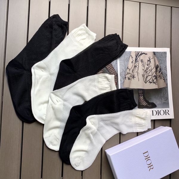 repliche,replica,perfette,siti di,affidabili,migliori siti,dove comprare,1:1,scarpe da ginnastica 23/6 paia Sito ufficiale di Dior nuovi calzini sottili a tubo centrale con lettera cava grande e trasparente