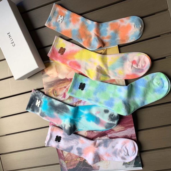 repliche,replica,perfette,siti di,affidabili,migliori siti,dove comprare,1:1,scarpe da ginnastica 23/5 paia di nuovi calzini a tubo medio in cotone tinto in pelle con logo alla moda di Celine