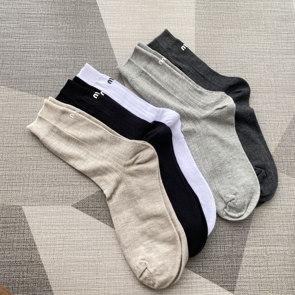 repliche,replica,perfette,siti di,affidabili,migliori siti,dove comprare,1:1,scarpe da ginnastica 23/5 paia di calze Miu Miu primaverili ed estive a sezione sottile in cotone con tacco e lettera