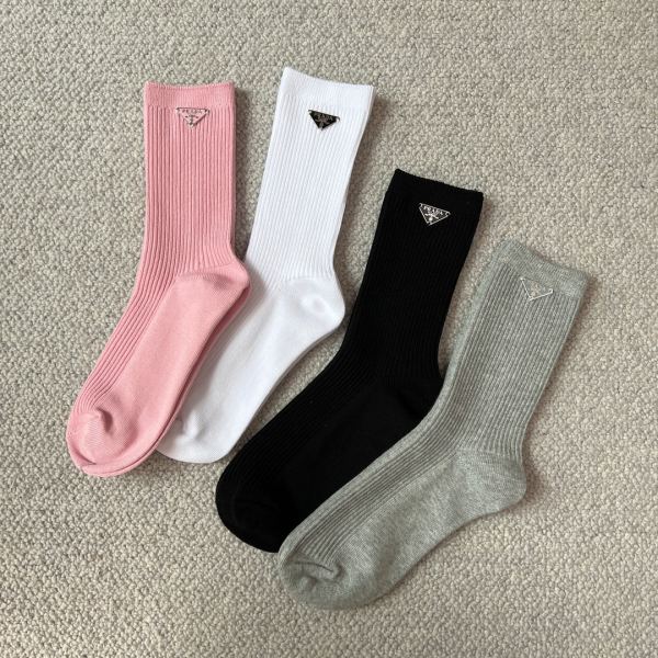 repliche,replica,perfette,siti di,affidabili,migliori siti,dove comprare,1:1,scarpe da ginnastica 23/1 paio di calzini a tubo medio in puro cotone con logo a triangolo piccolo di Prada