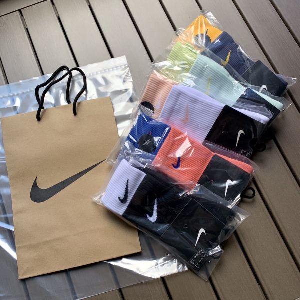repliche,replica,perfette,siti di,affidabili,migliori siti,dove comprare,1:1,scarpe da ginnastica 23/5 paia Louis Vuitton versione esclusiva di stile caldo di Nike falsi calzini sportivi a tubo medio in due pezzi abbinati a metà asciugamano