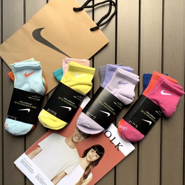 repliche,replica,perfette,siti di,affidabili,migliori siti,dove comprare,1:1,scarpe da ginnastica 23/12 paia Louis Vuitton edizione esclusiva di stile caldo di Nike, bellissimi calzini sportivi in cotone abbinati a colori
