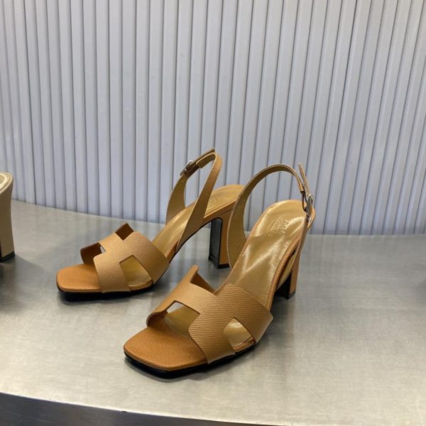 repliche,replica,perfette,siti di,affidabili,migliori siti,dove comprare,1:1,scarpe da ginnastica Nuovi sandali Hermes 2024!