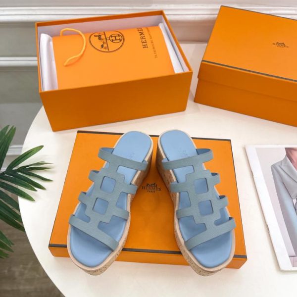 Hermès 24 contro le nuove pantofole con plateau e suola spessa a forma di H