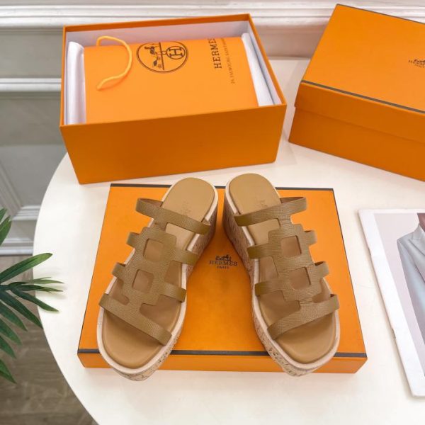 Hermès 24 contro le nuove pantofole con plateau e suola spessa a forma di H