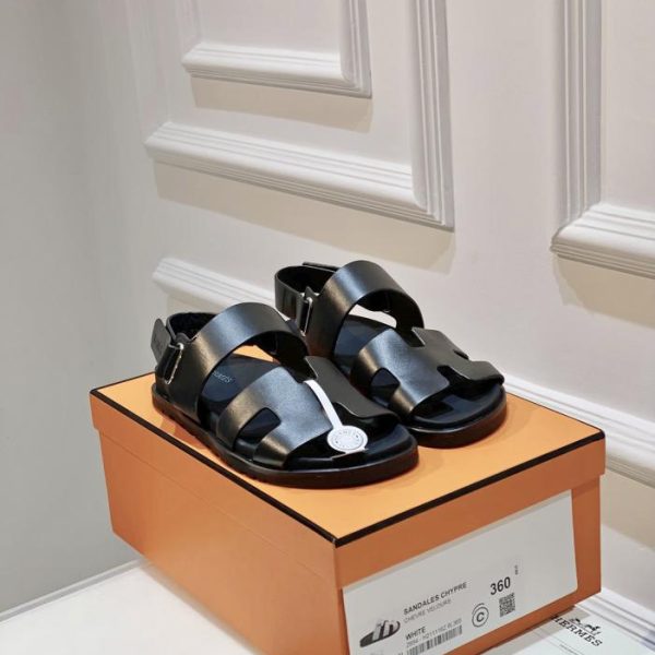 repliche,replica,perfette,siti di,affidabili,migliori siti,dove comprare,1:1,scarpe da ginnastica Pantofole zio Chypre di vendita calda sandali primaverili ed estivi