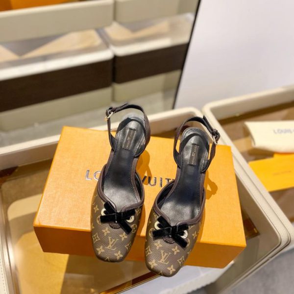 repliche,replica,perfette,siti di,affidabili,migliori siti,dove comprare,1:1,scarpe da ginnastica 2024 ultimo/LOUIS VUITTON contro gli ultimi sandali in stile passerella