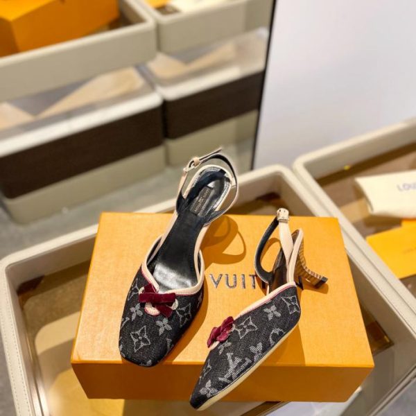 repliche,replica,perfette,siti di,affidabili,migliori siti,dove comprare,1:1,scarpe da ginnastica 2024 ultimo/LOUIS VUITTON contro gli ultimi sandali in stile passerella