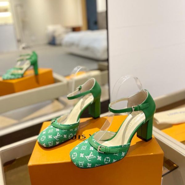 repliche,replica,perfette,siti di,affidabili,migliori siti,dove comprare,1:1,scarpe da ginnastica 2024 ultimo/LOUIS VUITTON contro gli ultimi sandali in stile passerella
