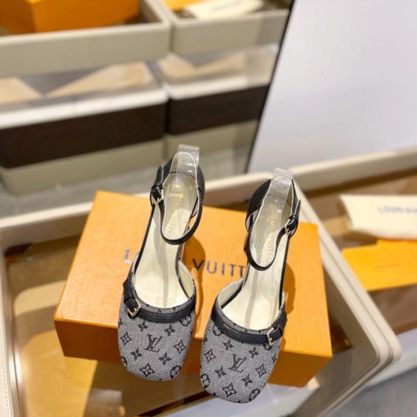 repliche,replica,perfette,siti di,affidabili,migliori siti,dove comprare,1:1,scarpe da ginnastica 2024 ultimo/LOUIS VUITTON contro gli ultimi sandali in stile passerella