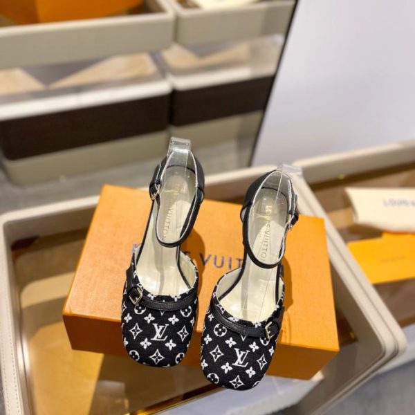 repliche,replica,perfette,siti di,affidabili,migliori siti,dove comprare,1:1,scarpe da ginnastica 2024 Le ultime ciabatte da passerella di L’s Counter