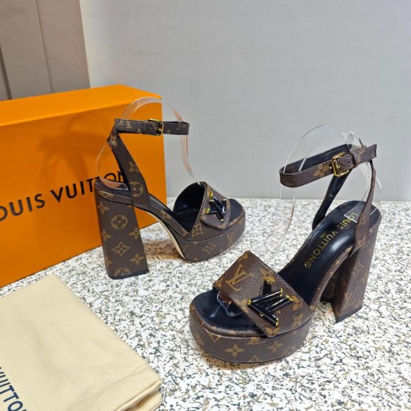 repliche,replica,perfette,siti di,affidabili,migliori siti,dove comprare,1:1,scarpe da ginnastica La versione top dell’ultima piattaforma ad alta quota di LOUIS VUITTON + sandali con tacco spesso a forma di V