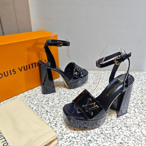 repliche,replica,perfette,siti di,affidabili,migliori siti,dove comprare,1:1,scarpe da ginnastica La versione top dell’ultima piattaforma ad alta quota di LOUIS VUITTON + sandali con tacco spesso a forma di V