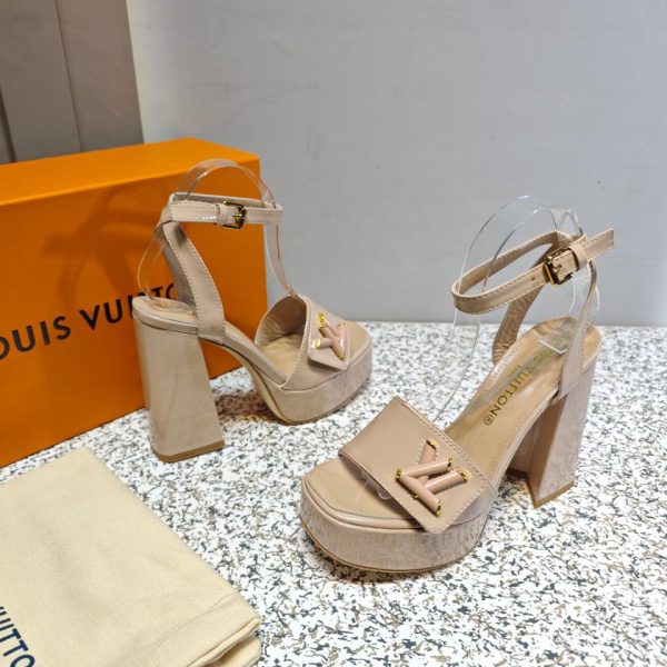 La versione top dell'ultima piattaforma ad alta quota di LOUIS VUITTON + sandali con tacco spesso a forma di V