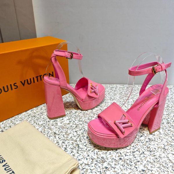 repliche,replica,perfette,siti di,affidabili,migliori siti,dove comprare,1:1,scarpe da ginnastica La versione top dell’ultima piattaforma ad alta quota di LOUIS VUITTON + sandali con tacco spesso a forma di V