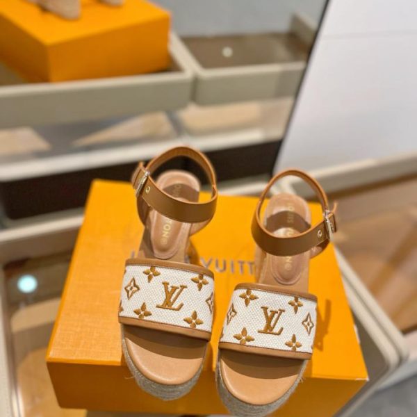 repliche,replica,perfette,siti di,affidabili,migliori siti,dove comprare,1:1,scarpe da ginnastica Gli ultimi sandali con suola spessa in stile passerella di LOUIS VUITTON