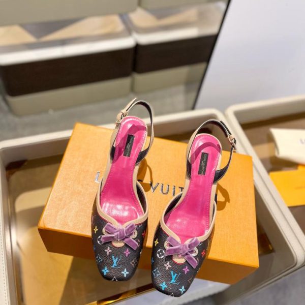 repliche,replica,perfette,siti di,affidabili,migliori siti,dove comprare,1:1,scarpe da ginnastica 2024 ultimo/LOUIS VUITTON contro gli ultimi sandali in stile passerella