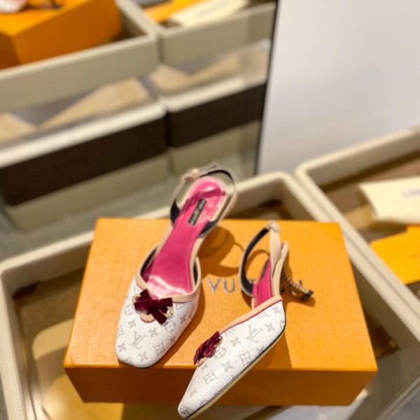repliche,replica,perfette,siti di,affidabili,migliori siti,dove comprare,1:1,scarpe da ginnastica 2024 ultimo/LOUIS VUITTON contro gli ultimi sandali in stile passerella