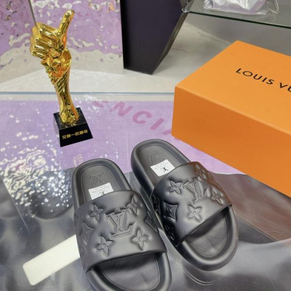 repliche,replica,perfette,siti di,affidabili,migliori siti,dove comprare,1:1,scarpe da ginnastica LOUIS VUITTON contro nuove pantofole monogramma/pantofole in rilievo