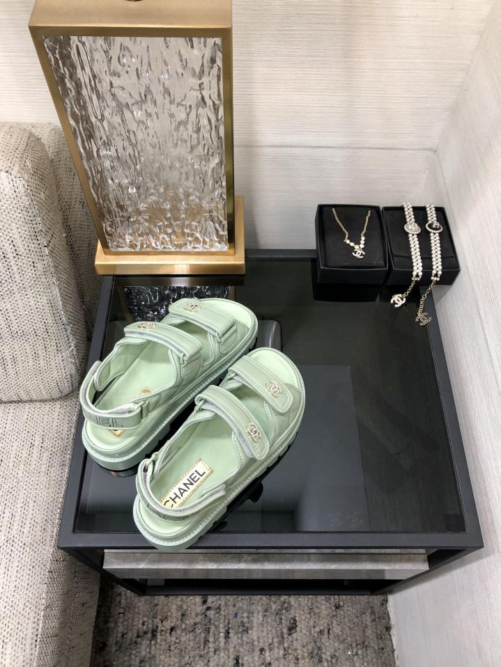 repliche,replica,perfette,siti di,affidabili,migliori siti,dove comprare,1:1,scarpe da ginnastica Sandali in pelliccia con velcro autunno e inverno CHANEL 2024 di alta qualità