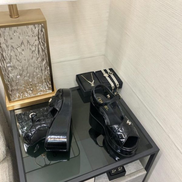 repliche,replica,perfette,siti di,affidabili,migliori siti,dove comprare,1:1,scarpe da ginnastica Sandali con suola spessa a bocca di pesce stile passerella CHANEL 2024 di alta qualità