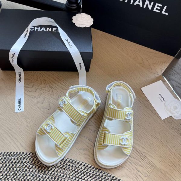repliche,replica,perfette,siti di,affidabili,migliori siti,dove comprare,1:1,scarpe da ginnastica Chanel 24 sandali diavolo in feltro nuovo colore