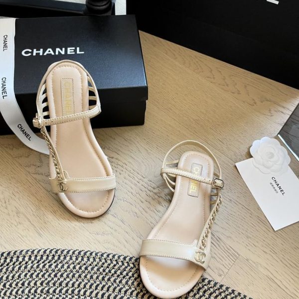 repliche,replica,perfette,siti di,affidabili,migliori siti,dove comprare,1:1,scarpe da ginnastica Sandali piatti Chanel 24S primaverili ed estivi con catena